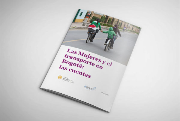 Portada del documento. Dis niños se toman la mano mientras viajan en bicicleta con sus cuidadoras