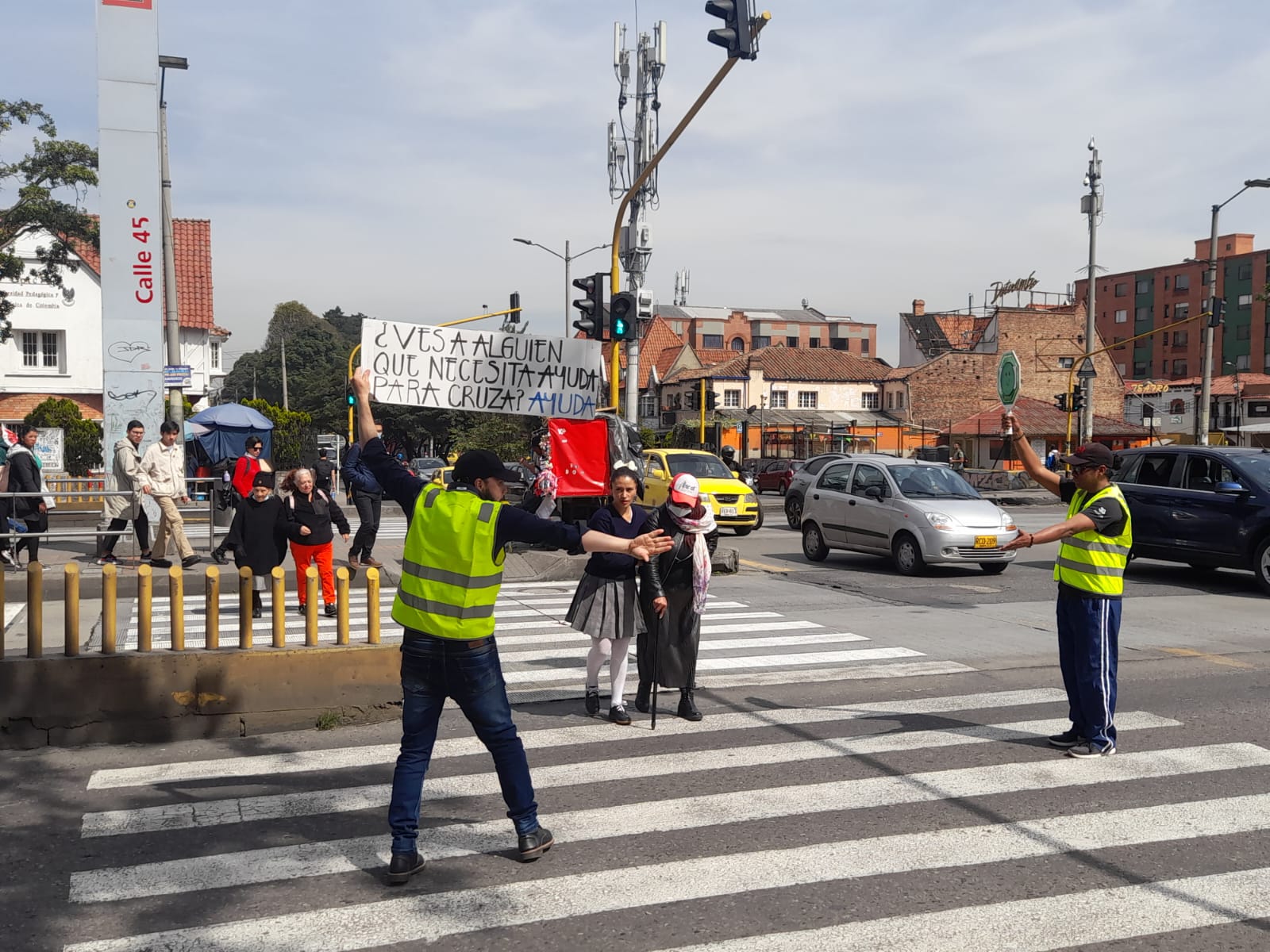 Pedestrians first! Jóvenes sensibilizan y abogan por espacios seguros, cómodos y amigables para caminar en Bogotá